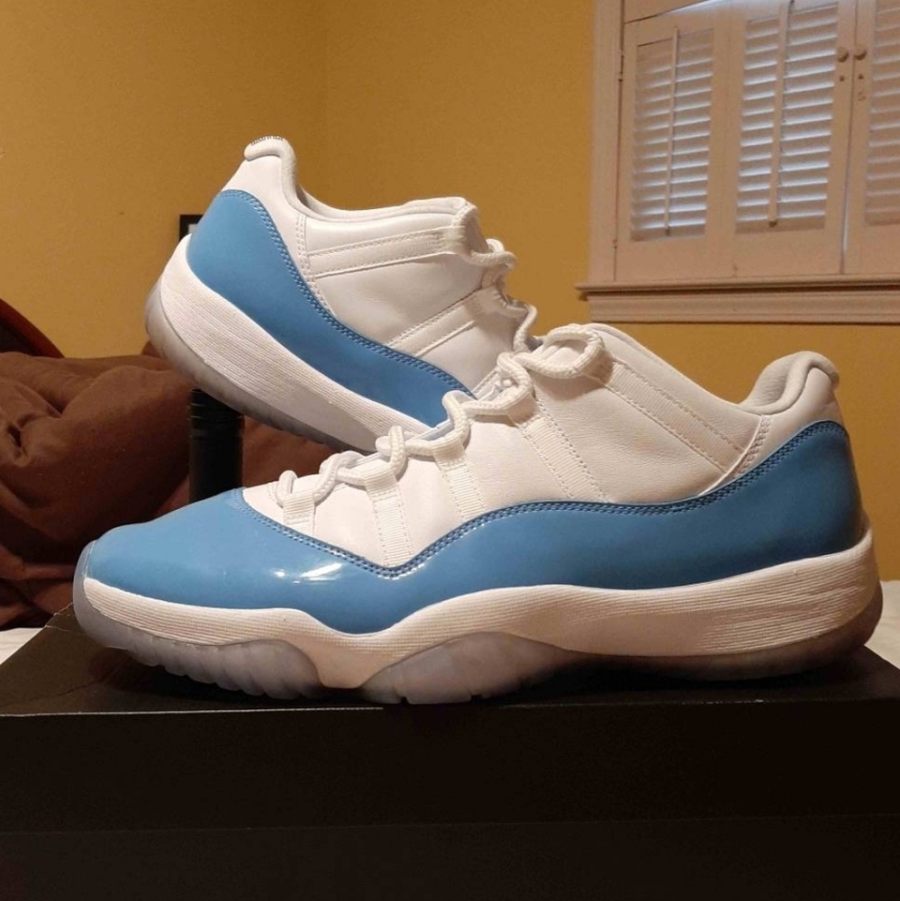 Jordan 11 Low "UNC"